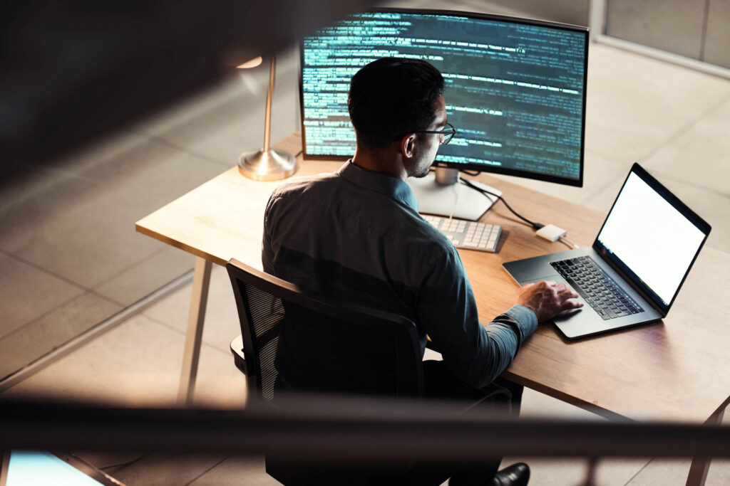 Programmør koder på sin computer