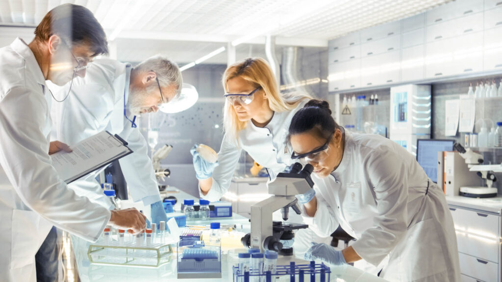 Team af medicinske forskere arbejder på udvikling af ny medicin