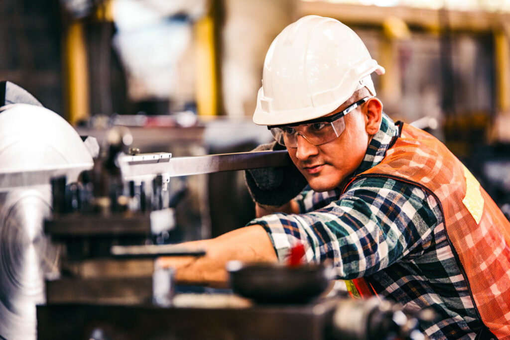 Industriel ingeniør tjekker arbejdet på en fabrik