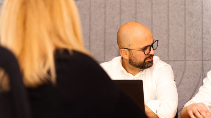 Darize specialist working with a client on a cybersecurity project