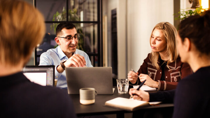 Darize consultants and advisors at a table, discussing a project.