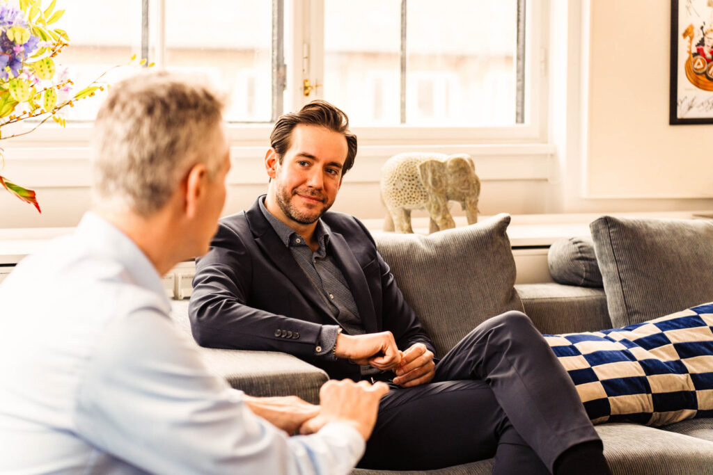 Two IT consultants with industry expertise in the Darize office.