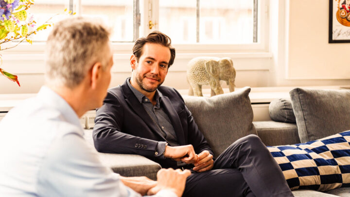 Two IT consultants with industry expertise in the Darize office.