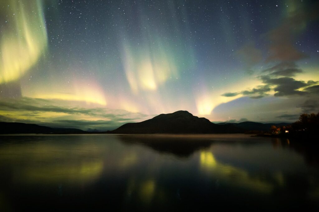 Northern light close to a Norwegian offshore drilling platform