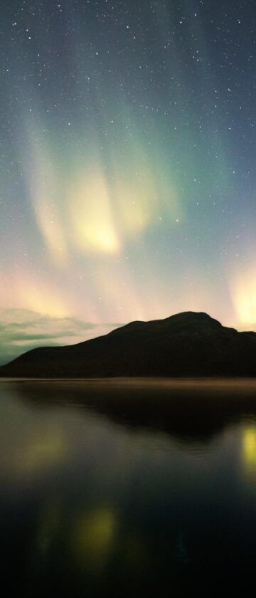 Northern light close to a Norwegian offshore drilling platform