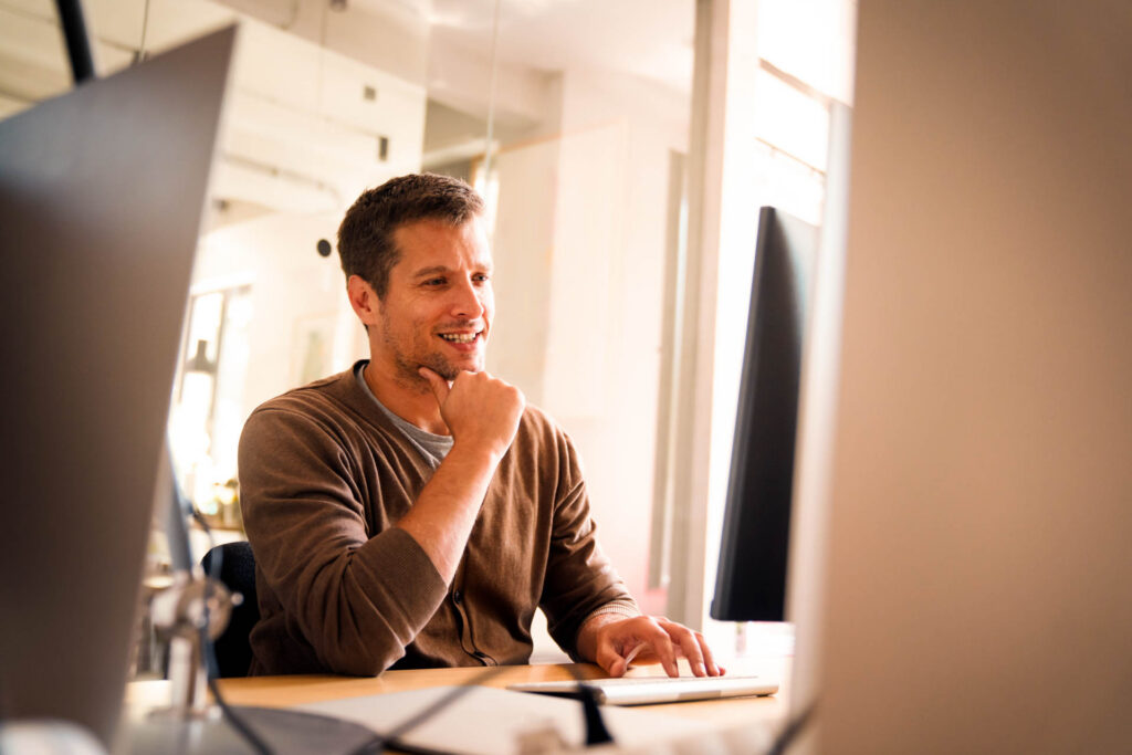 An IT expert helping to achieve organizational AI readiness.