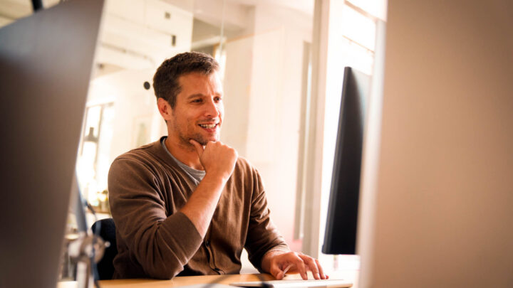 An IT expert helping to achieve organizational AI readiness.