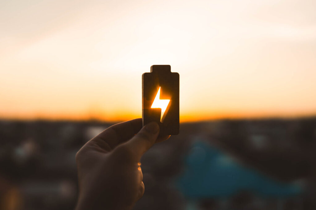 Et batteri mod solnedgangen som symbol på enegibranchen