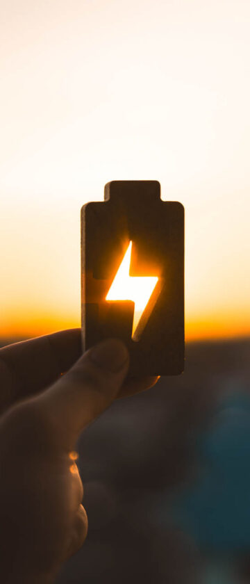 Et batteri mod solnedgangen som symbol på enegibranchen
